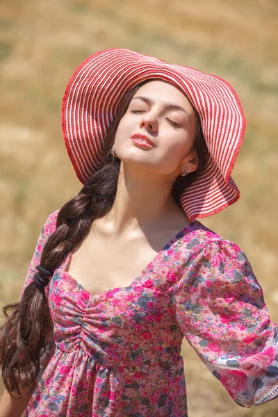 Girl in hat on wheat field — Stock Photo, Image