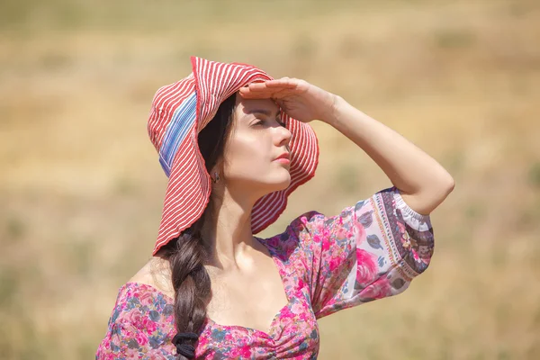 Buğday alanında şapkalı kız — Stok fotoğraf