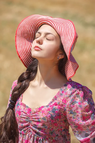 Chica en sombrero en campo de trigo — Foto de Stock