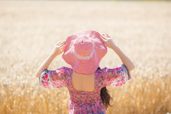 Dziewczyna w kapeluszu na polu pszenicy — Zdjęcie stockowe