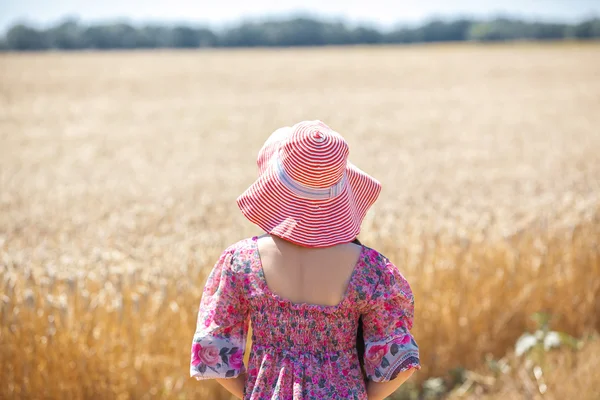 Κορίτσι στο καπέλο του στο πεδίο σιτάρι — Φωτογραφία Αρχείου