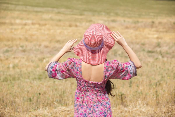 Girl in hat on wheat field — Stock Photo, Image