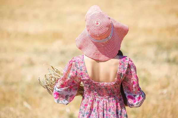 Menina de chapéu no campo de trigo — Fotografia de Stock