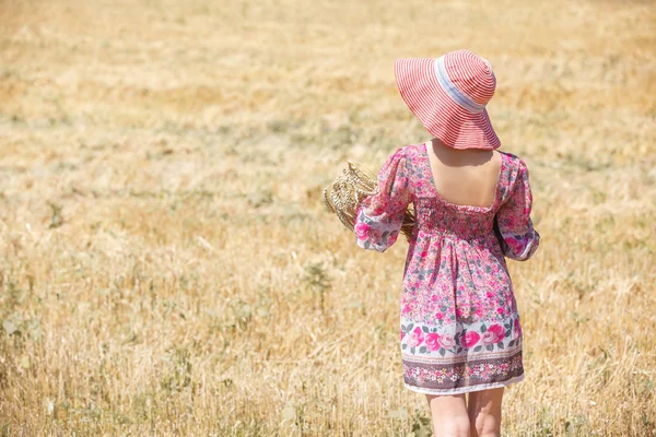 Chica en sombrero en campo de trigo —  Fotos de Stock