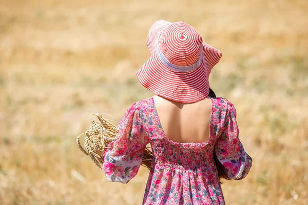Κορίτσι στο καπέλο του στο πεδίο σιτάρι — Φωτογραφία Αρχείου