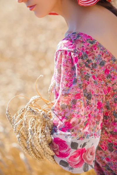 Chica en sombrero en campo de trigo — Foto de Stock