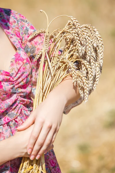 Ragazza in cappello sul campo di grano — Foto Stock