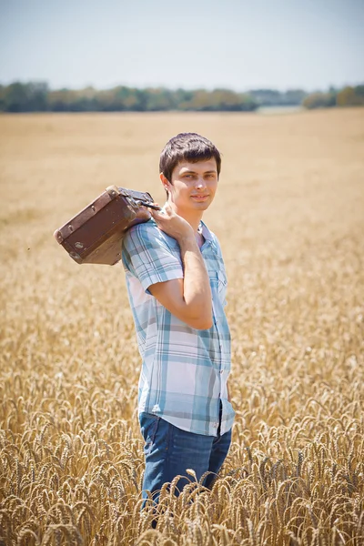 Hombre en campo de trigo — Foto de Stock