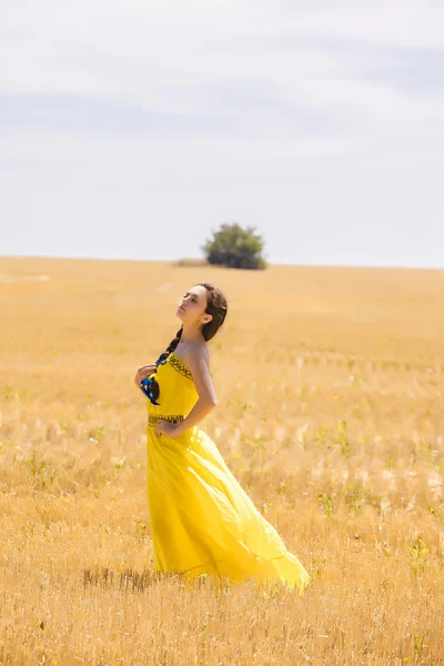 Mulher no campo de trigo — Fotografia de Stock