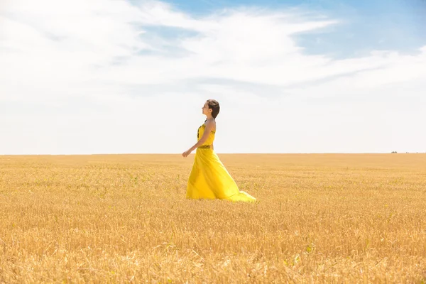 Femme dans le champ de blé — Photo