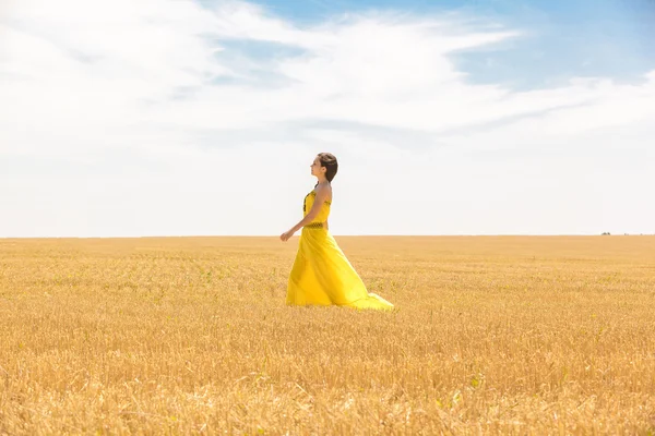 Mujer en el campo de trigo — Foto de Stock