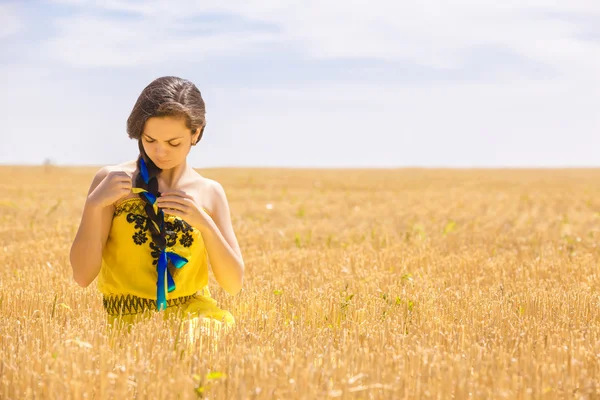 Γυναίκα στο χωράφι με το σιτάρι — Φωτογραφία Αρχείου