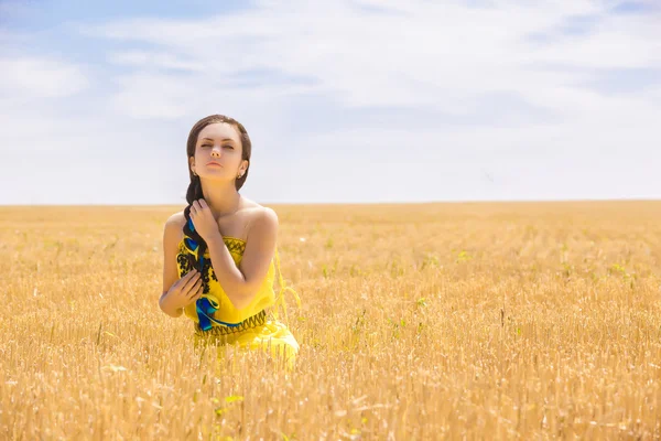 Donna nel campo di grano — Foto Stock