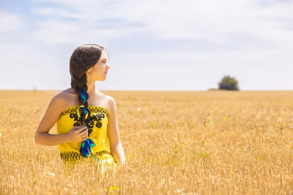 Žena na pšeničném poli — Stock fotografie