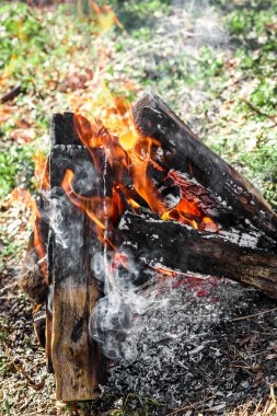 kamp ateşi niteliğine