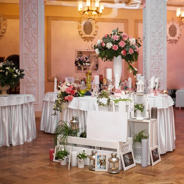 Tisch im Restaurant — Stockfoto