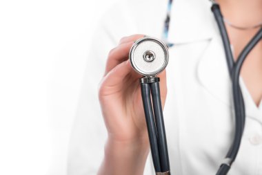Steteskoplu bir doktor.
