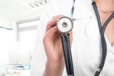 Steteskoplu bir doktor.