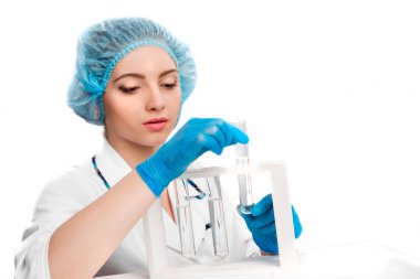 Doktor holding flakon 