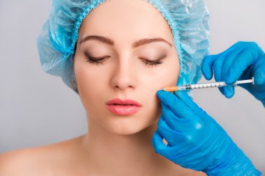 kadın Botox enjeksiyonu alma