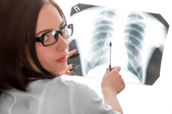 Doctor looking at x-ray — Stock Photo, Image