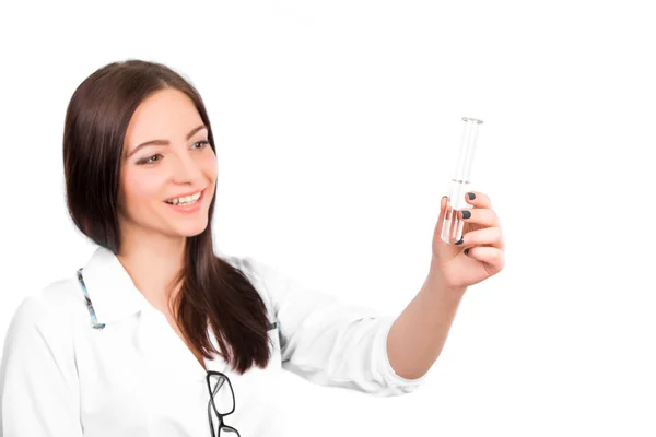 Médico entrega um frasco para injetáveis — Fotografia de Stock
