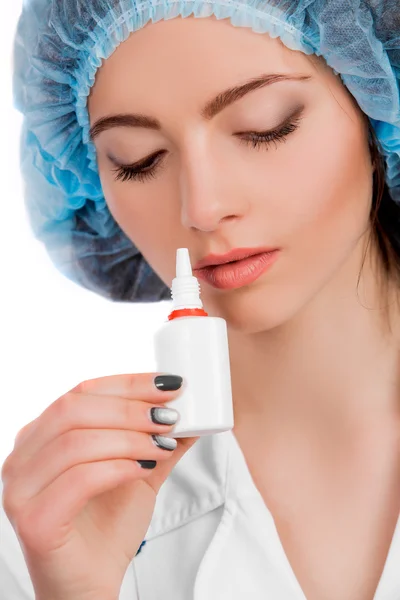 Doctor drips drops for nose — Stockfoto