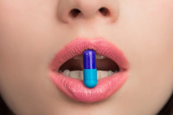 Woman mouth with pill — 图库照片