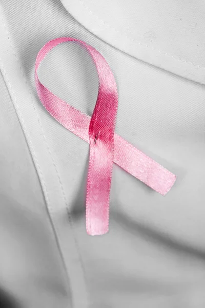 Lekarz z różową wstążką — Zdjęcie stockowe