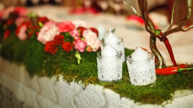 Mumlar çimenlerin üzerinde