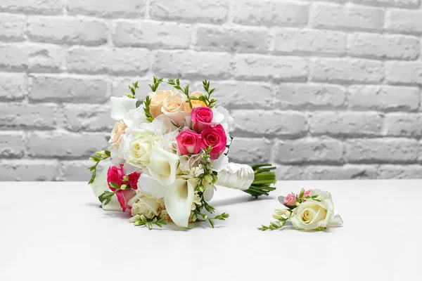 Světlé svatební kytice — Stock fotografie