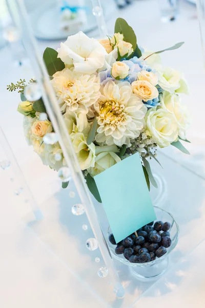Blueberry and flowers — Stock Photo, Image