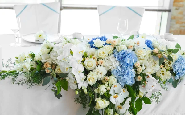 White and blue flowers — Stock Photo, Image