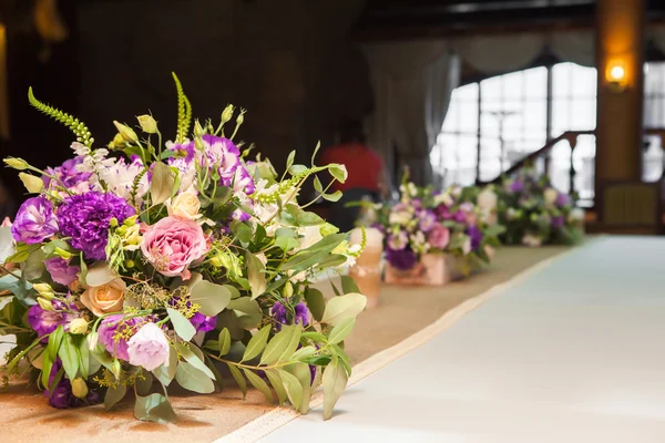 Ramo de flores en el restaurante —  Fotos de Stock