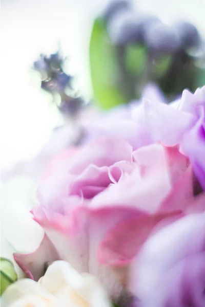 Boeket van lavendel en rozen — Stockfoto