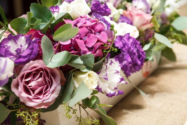 Boeket van bloemen in restaurant — Stockfoto