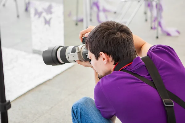 Fotograf ślubny w akcji — Zdjęcie stockowe