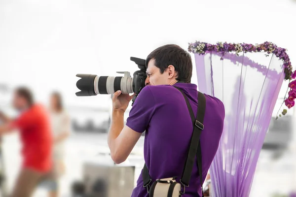 Bruiloft fotograaf in actie — Stockfoto