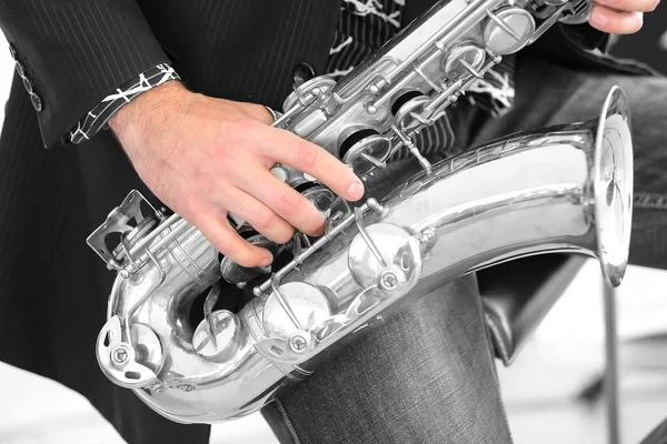 Músico toca saxofone — Fotografia de Stock