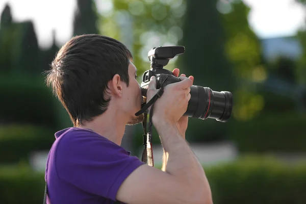 Fotograf ślubny w akcji — Zdjęcie stockowe