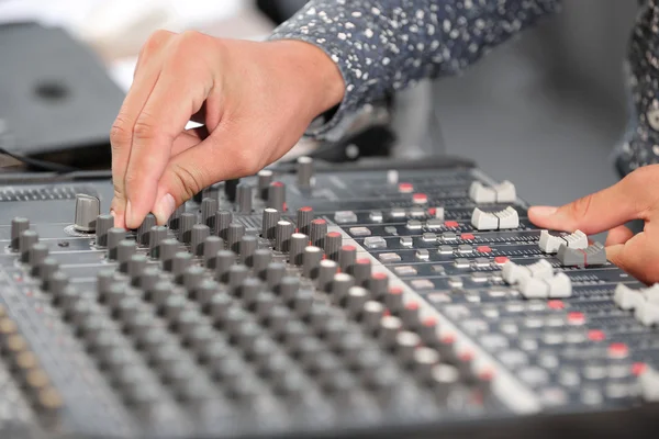 Un experto ajustando la consola de mezcla de audio — Foto de Stock