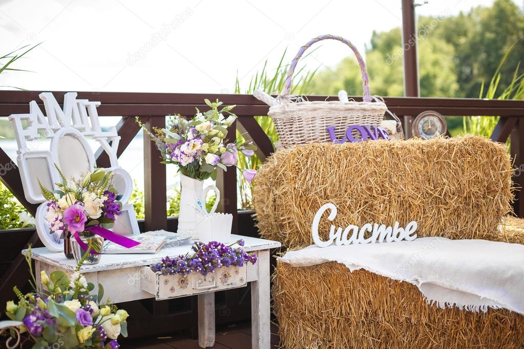 hay and flowers in the design
