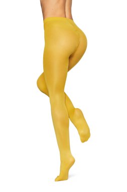 Beyaz arka planda sarı taytlı, uzun ve güzel kadın bacakları var.