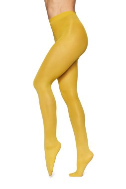 Beyaz arka planda sarı taytlı, uzun ve güzel kadın bacakları var.