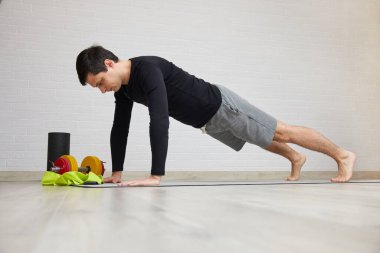 Adam minder üzerinde güç çalışması yapıyor, çekirdek kaslarına odaklanıyor.