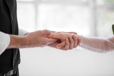 Düğün çifti el ele tutuşuyor.