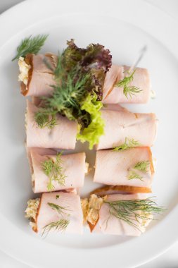 Beyaz bir tabak kanepeler