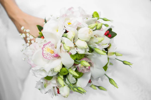 Bride holds bouquet — Stock Photo, Image