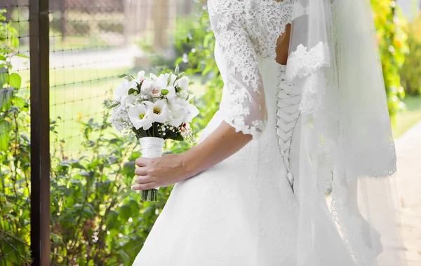 Bride holds bouquet — Stock Photo, Image