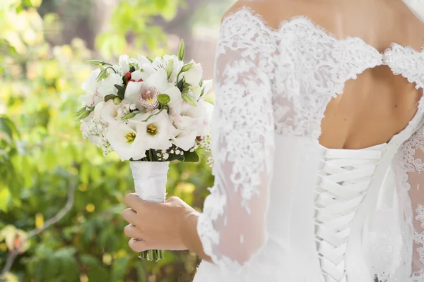 Bouquet da sposa Holds — Foto Stock